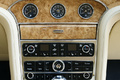Bentley Mulsanne bleu console centrale debout