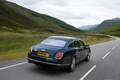 Bentley Muslanne bleu 3/4 arrière droit travelling penché