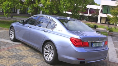 BMW active Hybrid 7 grise vue 3/4 arrière gauche.