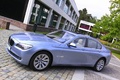 BMW active Hybrid 7 grise vue 3/4 avant gauche.