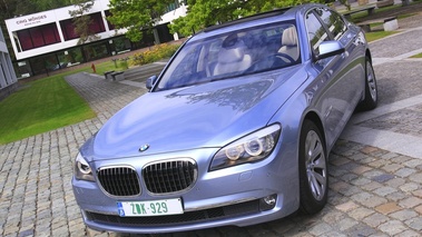 BMW active Hybrid 7 grise vue de face.