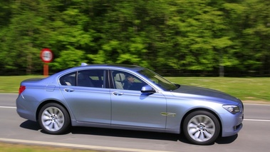 BMW active Hybrid 7 grise vue de profil droit.