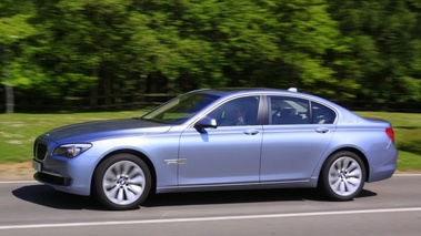BMW active Hybrid 7 grise vue de profil gauche.