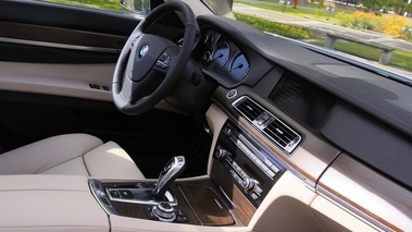 BMW active Hybrid 7 grise vue habitacle.