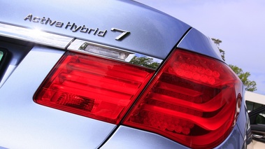 BMW active Hybrid 7 grise vue optique arrière droit.