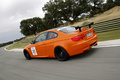 BMW M3 E92 GTS orange 3/4 arrière gauche travelling penché 3