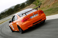 BMW M3 E92 GTS orange 3/4 arrière gauche travelling penché 4