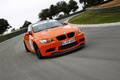 BMW M3 E92 GTS orange 3/4 avant droit travelling penché