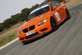 BMW M3 E92 GTS orange 3/4 avant gauche travelling penché