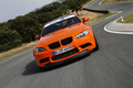 BMW M3 E92 GTS orange face avant travelling penché 2