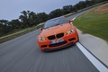 BMW M3 E92 GTS orange face avant travelling penché 3