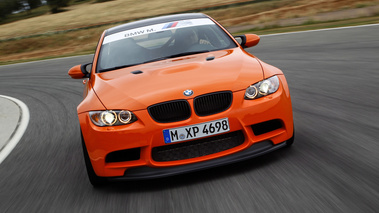 BMW M3 E92 GTS orange face avant travelling penché 6