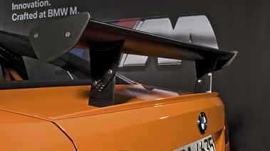 BMW M3 GTS - orange - détail, aileron