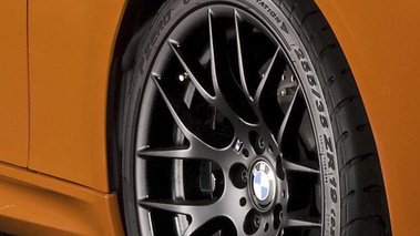 BMW M3 GTS - orange - détail, roue + aile