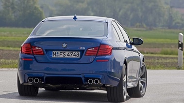 BMW M5 2011 bleu 3/4 arrière droit