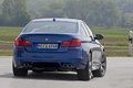 BMW M5 2011 bleu 3/4 arrière droit