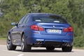 BMW M5 2011 bleu 3/4 arrière gauche 2