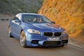 BMW M5 2011 bleu 3/4 avant droit travelling penché 2