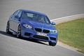 BMW M5 2011 bleu 3/4 avant droit