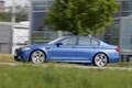 BMW M5 2011 bleu 3/4 avant gauche filé 3