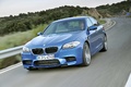 BMW M5 2011 bleu 3/4 avant gauche travelling penché