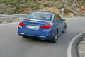 BMW M5 2011 -  bleu - arrière droit