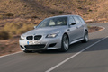 BMW M5 Touring gris 3/4 avant gauche travelling