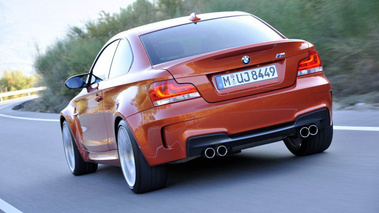 BMW Série 1 M - orange - 3/4 arrière gauche