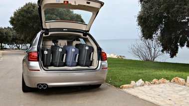 BMW Série 5 Touring - gris - coffre ouvert, avec bagages