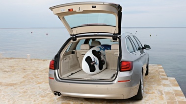 BMW Série 5 Touring - gris - hayon ouvert, avec planche de surf