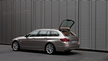 BMW Série 5 Touring - gris - lunette arrière ouverte