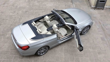 BMW Série 6 Cabriolet gris 3/4 arrière droit porte ouverte vue de haut