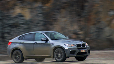 BMW X6 M anthracite 3/4 avant droit filé