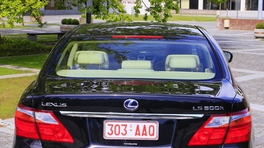 Lexus LS 600 Hybrid noire vue arrière.