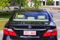 Lexus LS 600 Hybrid noire vue arrière.