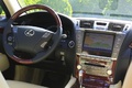 Lexus LS 600 Hybrid noire vue poste de pilotage.