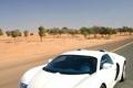 Bugatti Veyron blanc 3/4 avant gauche travelling debout