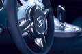 Bugatti Veyron blanc volant debout