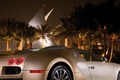 Bugatti Veyron doré/blanc 3/4 arrière droit coupé