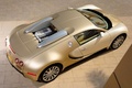 Bugatti Veyron doré/blanc 3/4 arrière droit vue de haut