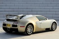 Bugatti Veyron doré/blanc 3/4 arrière droit