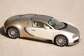 Bugatti Veyron doré/blanc 3/4 avant droit penché vue de haut