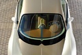 Bugatti Veyron doré/blanc face avant vue de haut debout