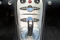 Bugatti Veyron Grand Sport blanc console centrale debout