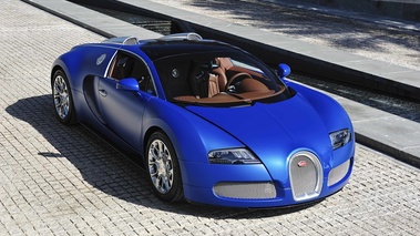 Bugatti Veyron Grand Sport bleu/bleu mate 3/4 avant droit vue de haut