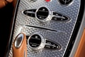 Bugatti Veyron noir console centrale debout