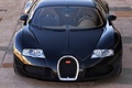 Bugatti Veyron noir face avant vue de haut debout