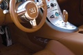 Bugatti Veyron noir intérieur debout