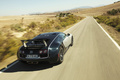 Bugatti Veyron Super Sport bleu/gris 3/4 arrière droit travelling penché vue de haut