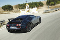 Bugatti Veyron Super Sport bleu/gris 3/4 arrière droit travelling penché